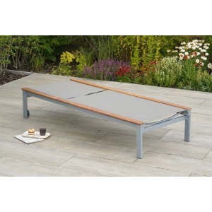 Merxx Sonnenliege Naxos mit Textilbespannung, Aluminiumgestell und Akazienholz-Applikationen.
