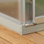 Stahlfundament Ida 900, Alu-Blank, H 6 cm, für Gewächshaus. Detailansicht der Ecke auf Holzterrasse.