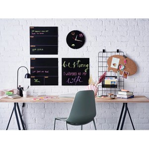 Schreibtisch mit Edding Kreidemarker beschrifteten Tafeln, Uhr und Deko in Gold und Silber.