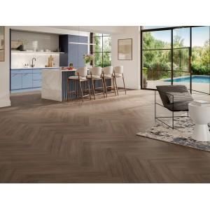 Verlegter Parador Vinylboden Modular One Eiche Artemis Kaffeebraun im Fischgrätmuster in Wohnraum.