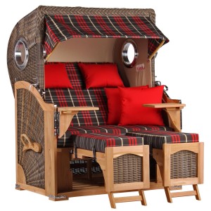 GarWoh Strandkorb Rantum Teak PE Grey Dessin 529 mit rot karierten Kissen und Bullauge.