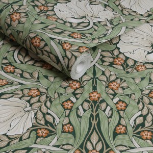Grüne Vliestapete mit floralem Muster „Pimpernel“ von William Morris at Home, Rolle angeschnitten.