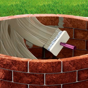 Auftragen der MEM Dicht-Schlämme auf eine Brunnenwand mit einem Quast. Bauabdichtung für Nassbereiche.