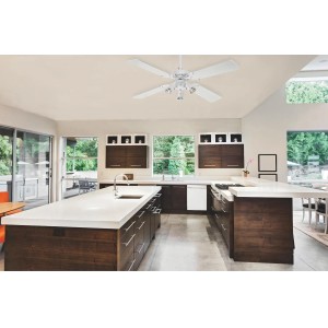 Weißer Westinghouse Deckenventilator Princess Euro 105 cm mit Beleuchtung in moderner Küche.