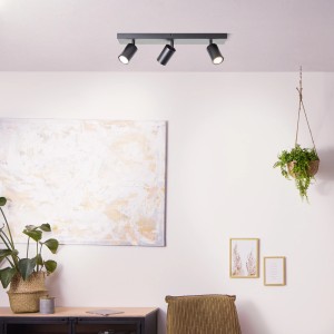 Schwarzer, 3-flammiger LED-Spotbalken Jello von Brilliant, montiert an einer Zimmerdecke.