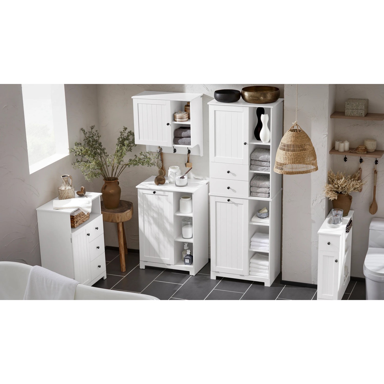 SoBuy Badmöbel-Set mit weißem Hochschrank und Wäschesack (BZR104-W).