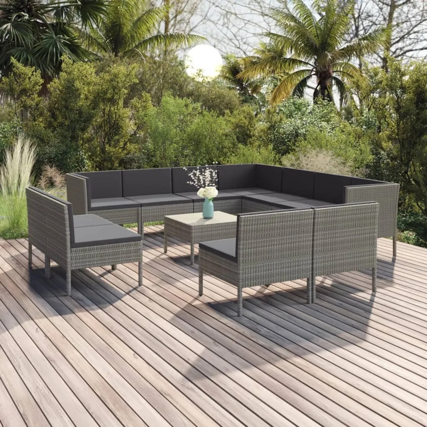 Graues 12-tlg. vidaXL Garten-Lounge-Set mit anthrazitfarbenen Auflagen aus Polyrattan auf einer Holzterrasse.