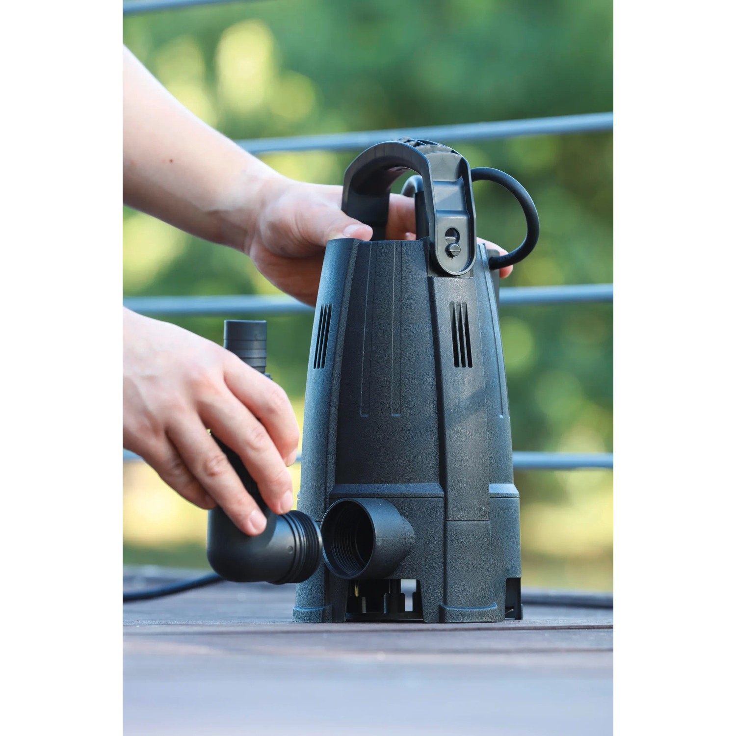 Schwarze Schmutzwasserpumpe B-TPS 9000 (400 W) mit Zubehör, in Händen gehalten.