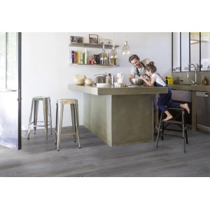 Verlegter, selbstklebender Vinylboden Gerflor Senso Easy Premium Symba Grey in Küche mit Personen.