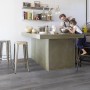 Verlegter, selbstklebender Vinylboden Gerflor Senso Easy Premium Symba Grey in Küche mit Personen.