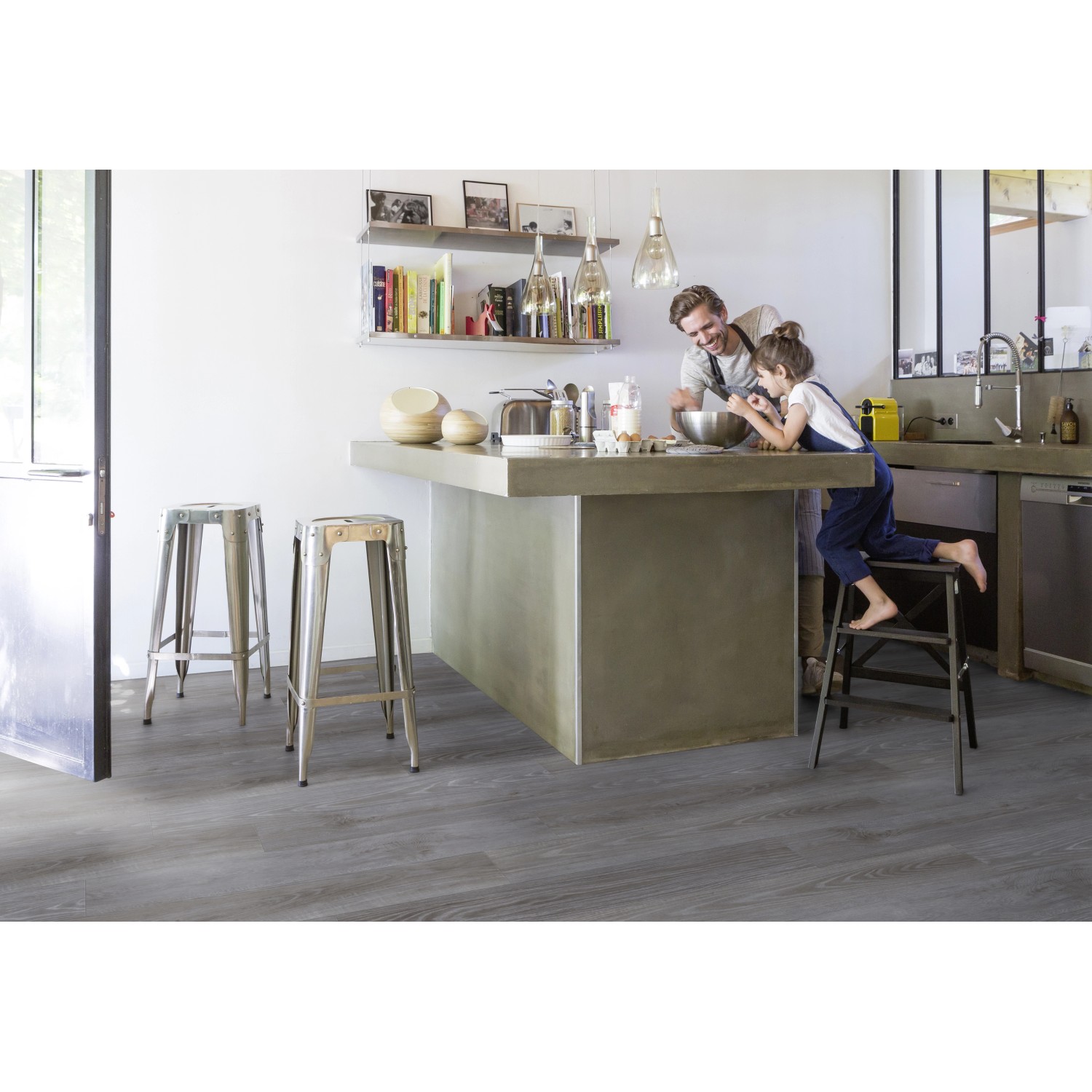 Verlegter, selbstklebender Vinylboden Gerflor Senso Easy Premium Symba Grey in Küche mit Personen.