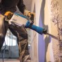Scheppach Abbruchhammer AB1700 im Einsatz beim Stemmen einer Wand.