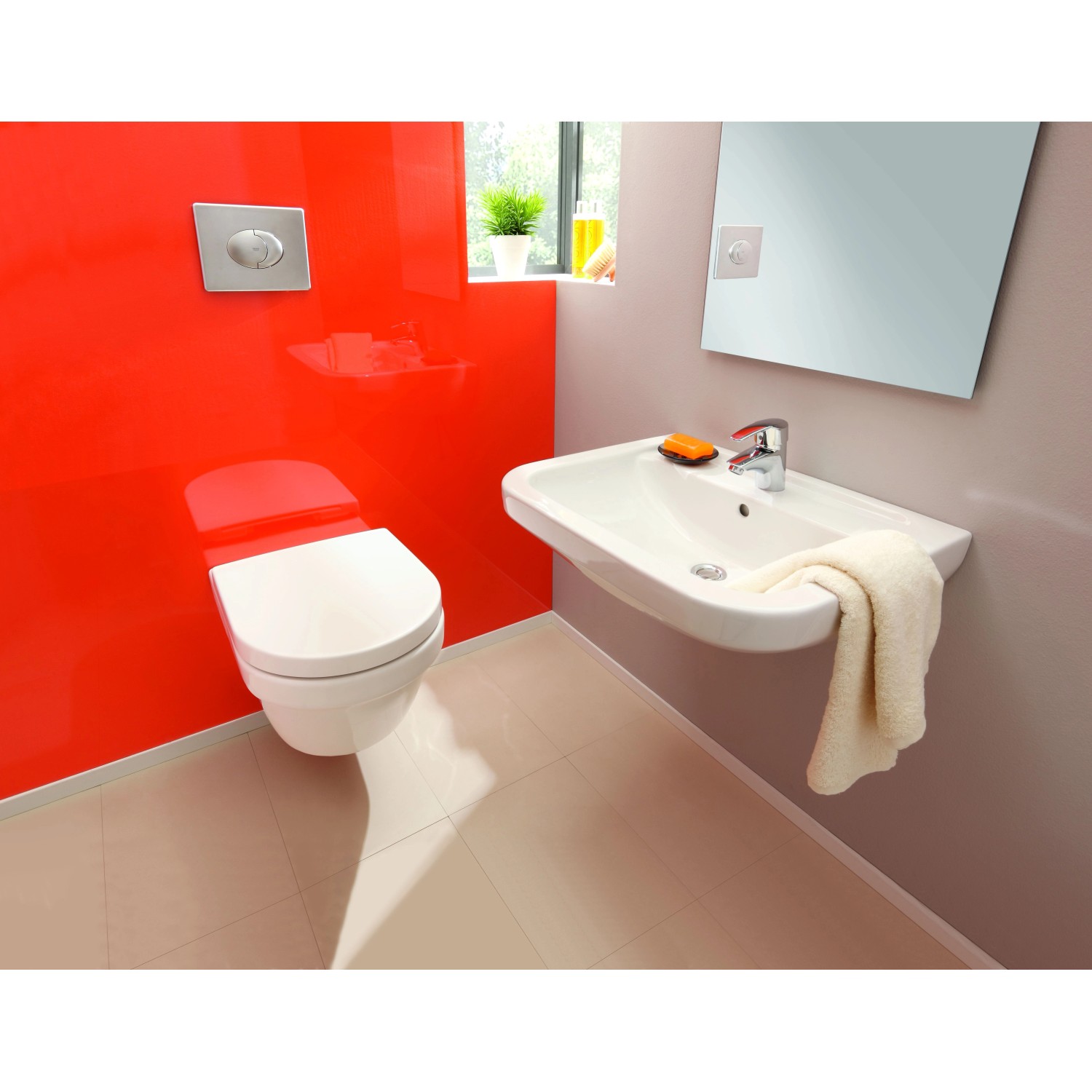 Villeroy & Boch Architectura Wand-WC Tiefspüler in Weiß im modernen Badezimmer.