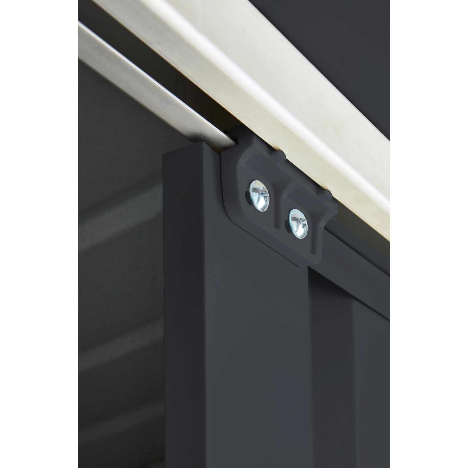 Detailaufnahme Metall-Gerätehaus Anthrazit: Eckverbindung mit Schrauben.