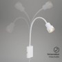Weiße Briloner LED-Bettleuchte Tusi mit flexiblem Arm zur individuellen Lichtausrichtung.