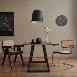 Esstisch mit schwarzem Trapez-Tischbein-Gestell und zwei Stühlen im Industriedesign.