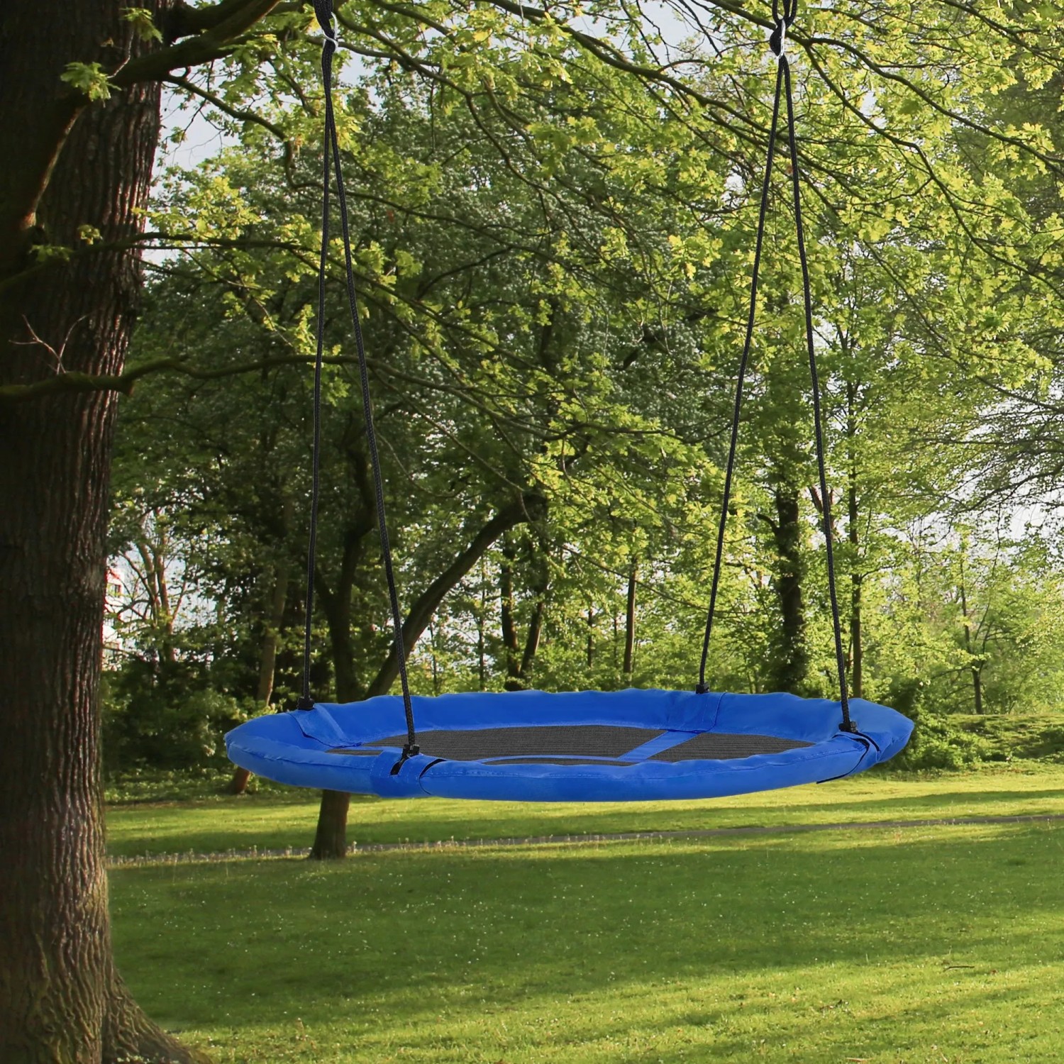 Blaue Outsunny Nestschaukel (Ø110cm) hängt an einem Baum. Ideal für Kinder zum Schaukeln und Entspannen.