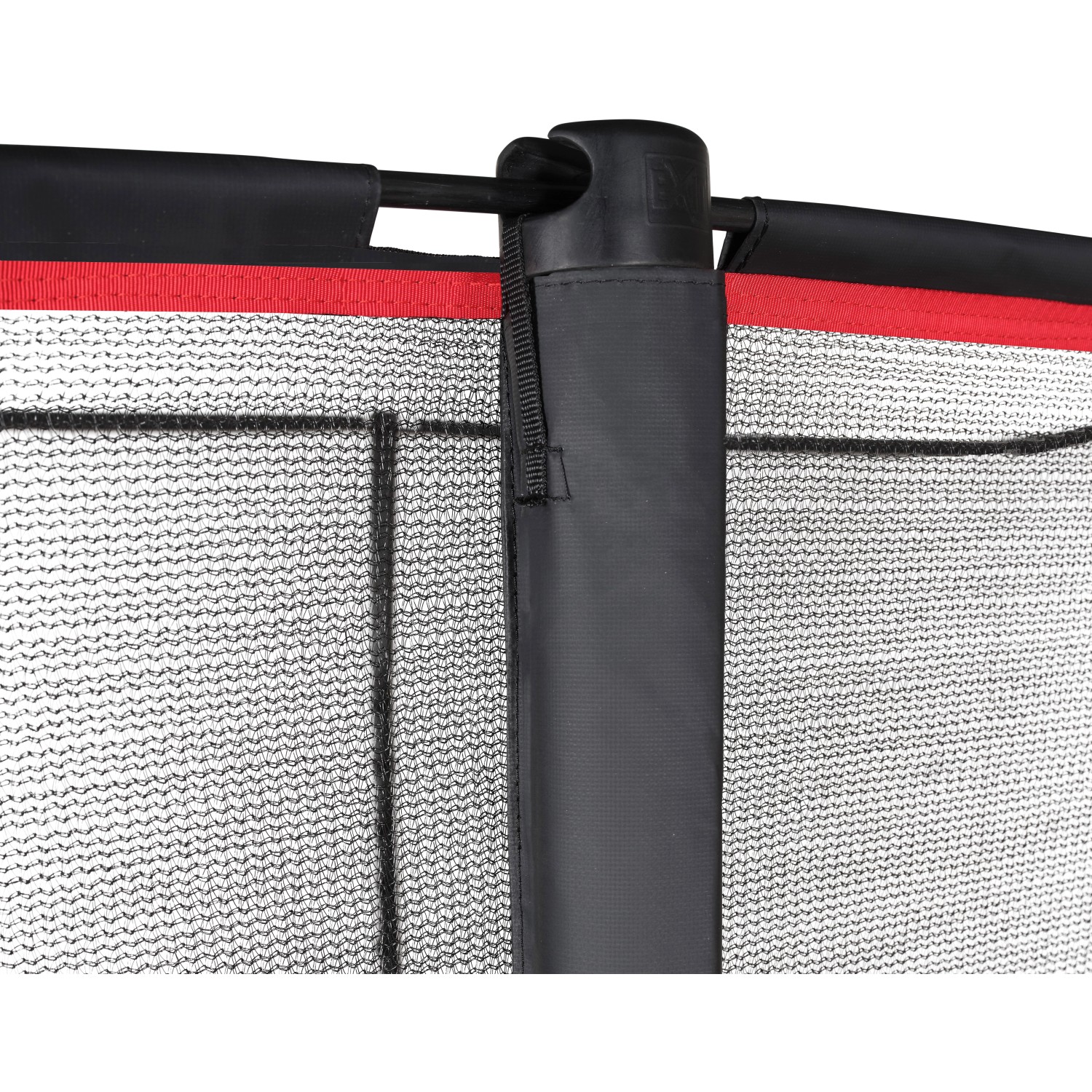 Detailaufnahme Sicherheitsnetz und Rahmen des schwarzen EXIT PeakPro Trampolins.