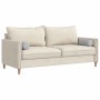 Zwei wolkenfarbene Bolsterkissen aus Stoff auf beigem Sofa. Komfortable Kissen für Wohnzimmer.
