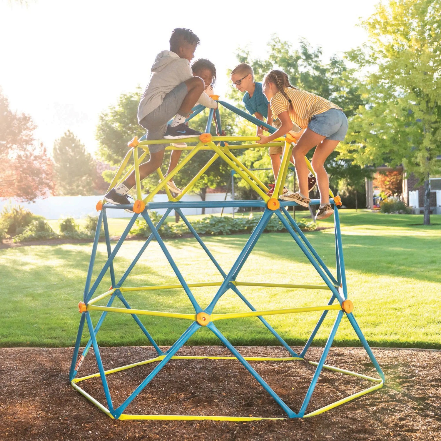 Lifetime Klettergerüst Geodome in Blau-Lime mit spielenden Kindern im Garten.