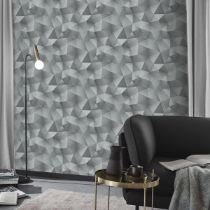 Graue Vliestapete mit geometrischem Dreieck Muster und Metallic Effekt für Büro.