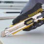 Stanley Cuttermesser FatMax™ 18 mm in Schwarz-Gelb schneidet Gipsplatte.