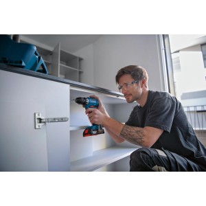 Bosch Professional Akku-Bohrschrauber GSR 18V-45 im Einsatz beim Möbelbau.