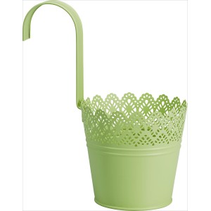 Heller, grün lackierter Hänge-Übertopf aus Metall mit Lochmuster für Balkon oder Terrasse.