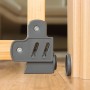 Detailaufnahme: Reer Basic Holz Klemmgitter, Kindersicherung für Tür oder Treppe, Holz und grauer Kunststoff.
