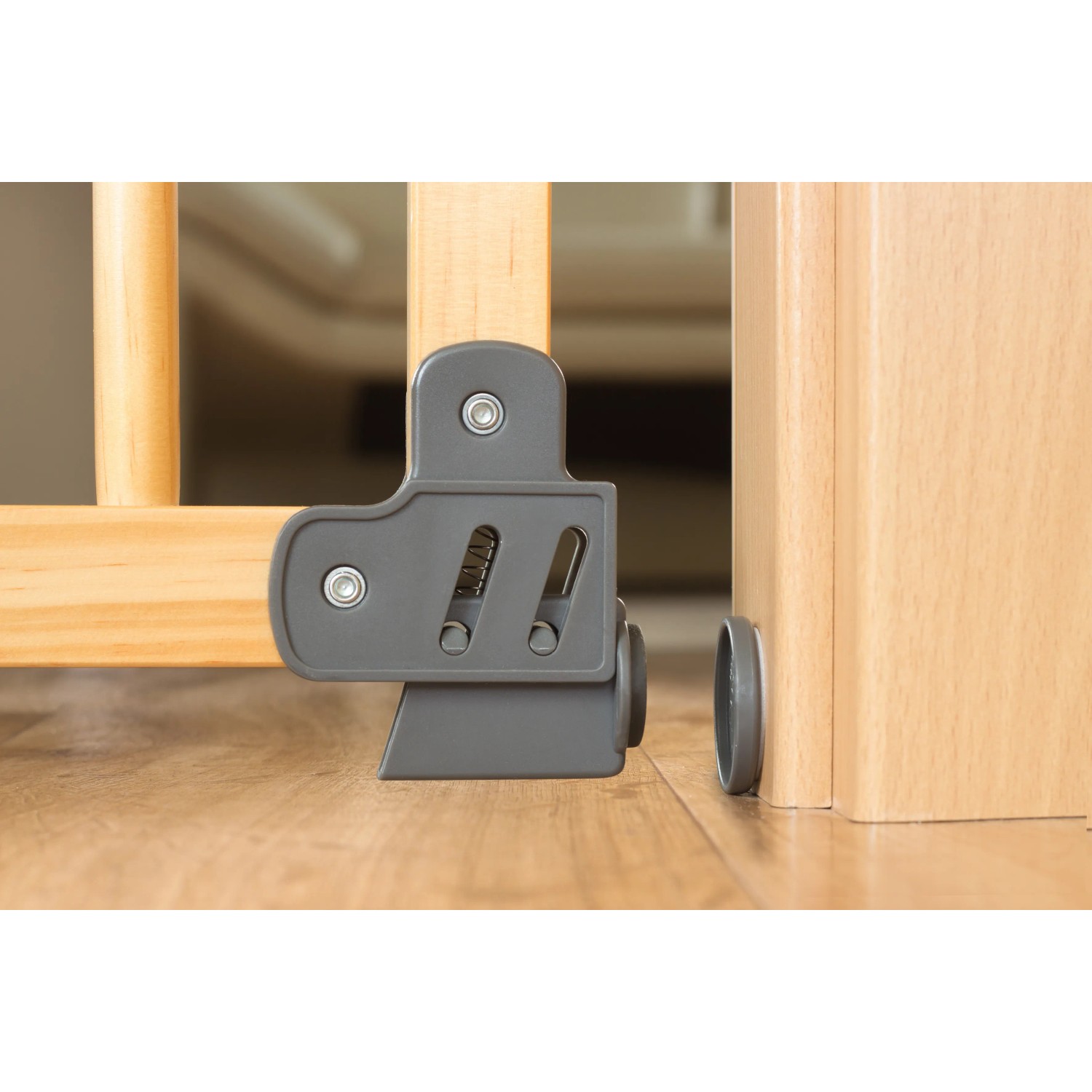 Detailaufnahme: Reer Basic Holz Klemmgitter, Kindersicherung für Tür oder Treppe, Holz und grauer Kunststoff.
