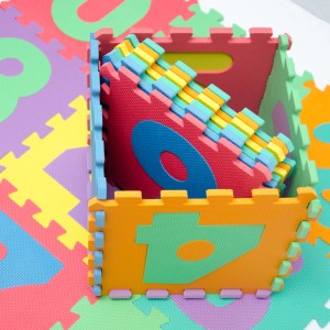 Bunte LittleTom Baby Puzzlematte mit Zahlen, 10 Schaumstoffmatten 30x30 cm als Spielmatte.