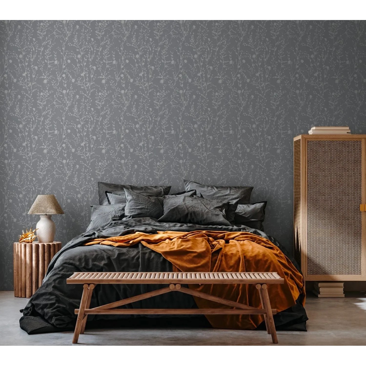 Grau-silberne Floral-Tapete PROFHOME im Schlafzimmerambiente.