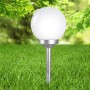 Globo LED-Solaraußenleuchte mit Kugel und Erdspieß im Garten. Silber-metallischer Look, Ø 25 cm.