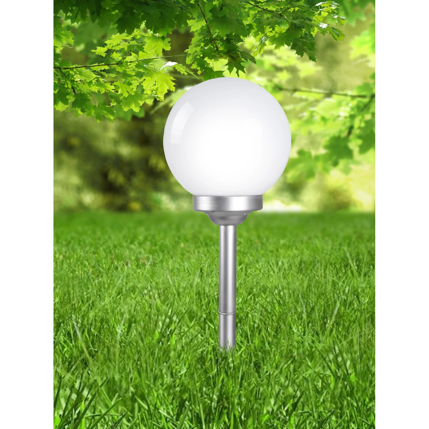Globo LED-Solaraußenleuchte mit Kugel und Erdspieß im Garten. Silber-metallischer Look, Ø 25 cm.