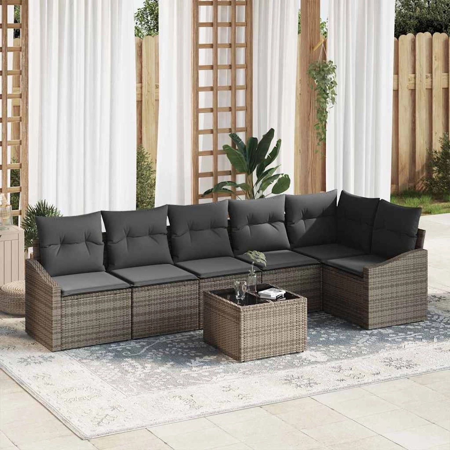 Graues 7-teiliges vidaXL Garten-Sofa-Set aus Poly Rattan mit Tisch und grauen Kissen.