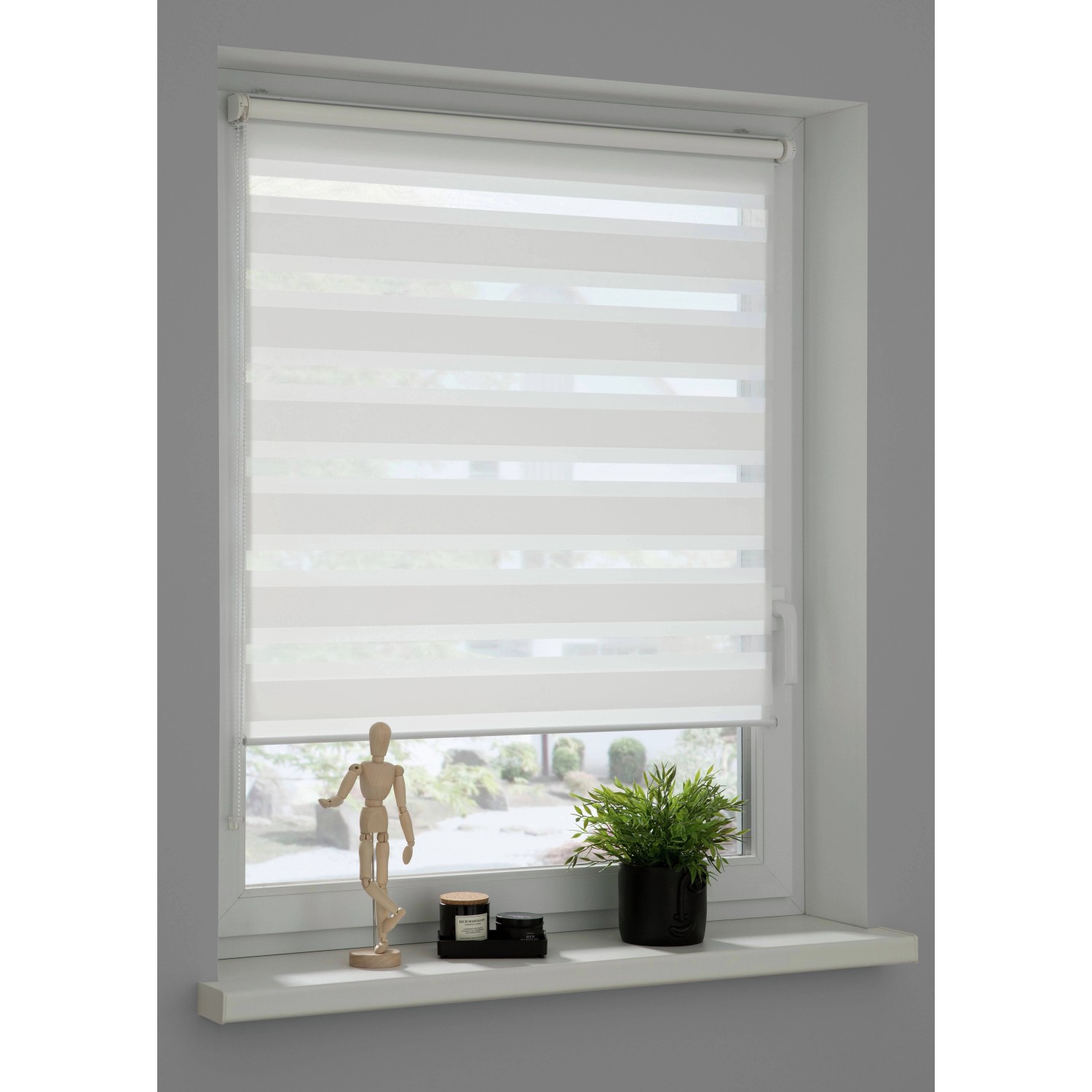 Weißes Schöner Wohnen Doppelrollo Tilda, 60x150 cm, am Fenster mit Deko.