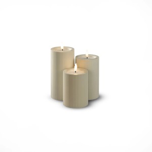 Beige Konstsmide LED-Kerze aus Kunststoff mit Rillen, beleuchtet, im Dreier-Arrangement. Für Außenbereich.
