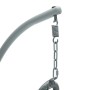 Nahaufnahme der Aufhängung des hellgrauen Orosi Hängesessels: Metallarm, Feder und Kette aus Metall, verbunden mit Polyrattan.