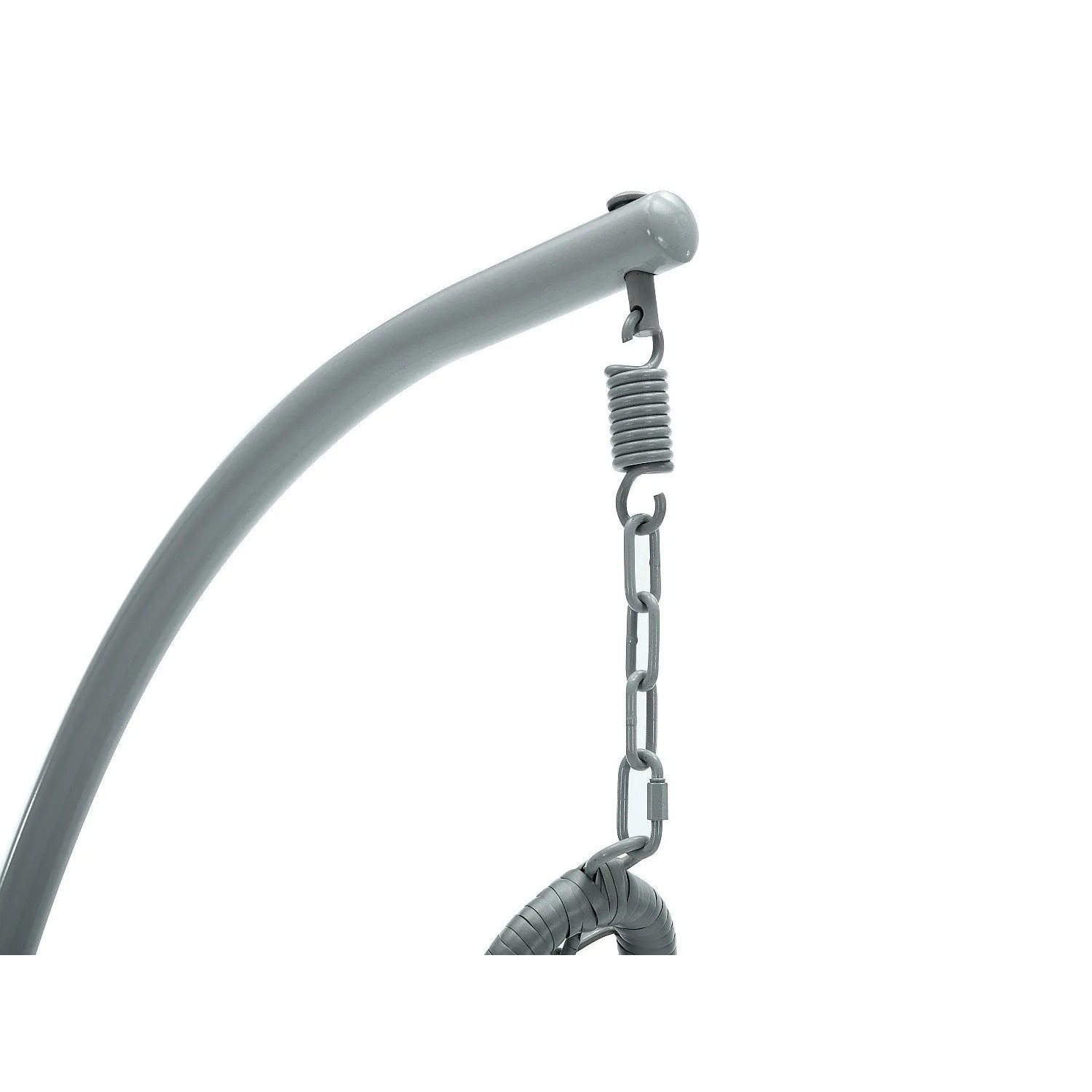 Nahaufnahme der Aufhängung des hellgrauen Orosi Hängesessels: Metallarm, Feder und Kette aus Metall, verbunden mit Polyrattan.