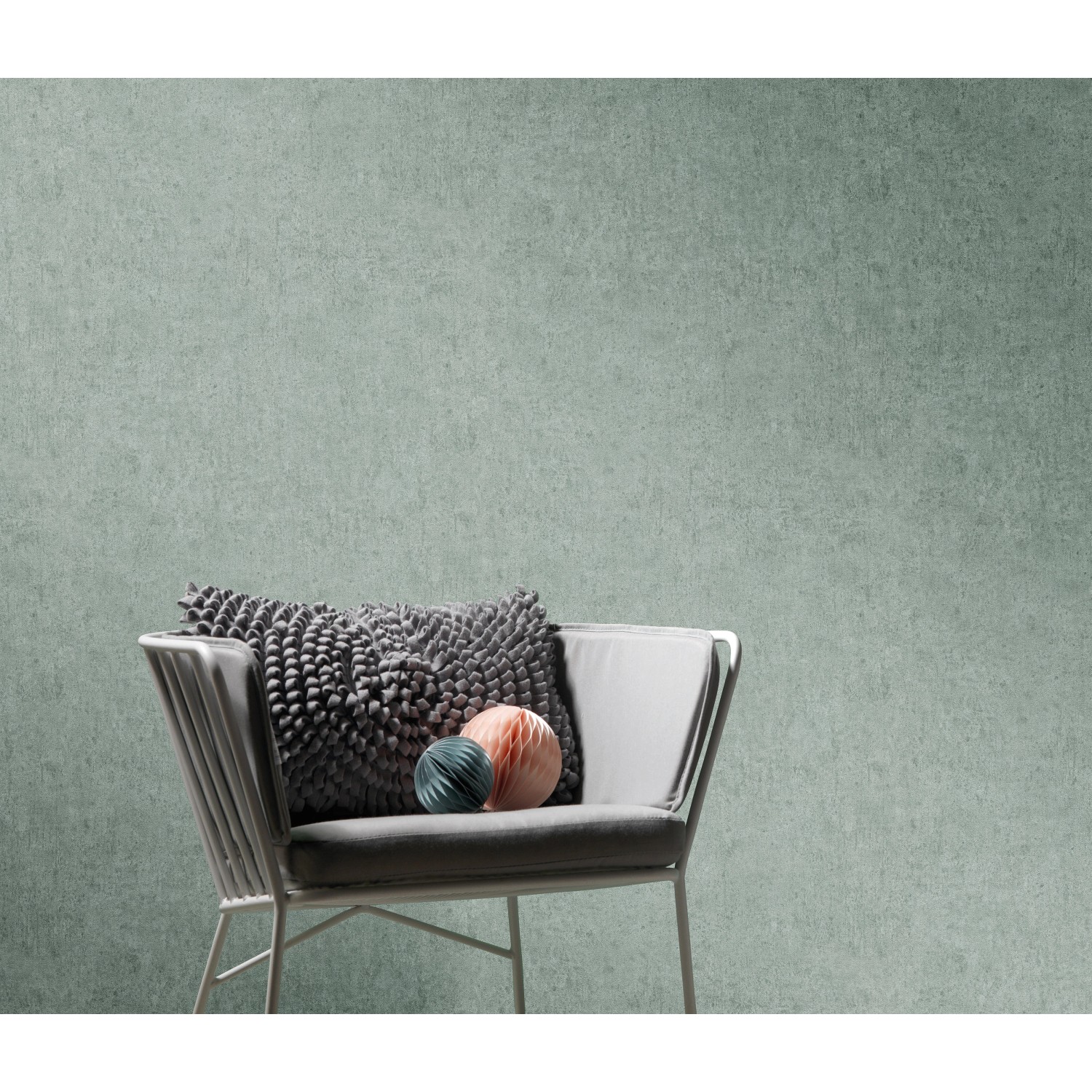 Erismann Vliestapete Play of Light Savanna Grün an Wand, mit Stuhl und Deko.