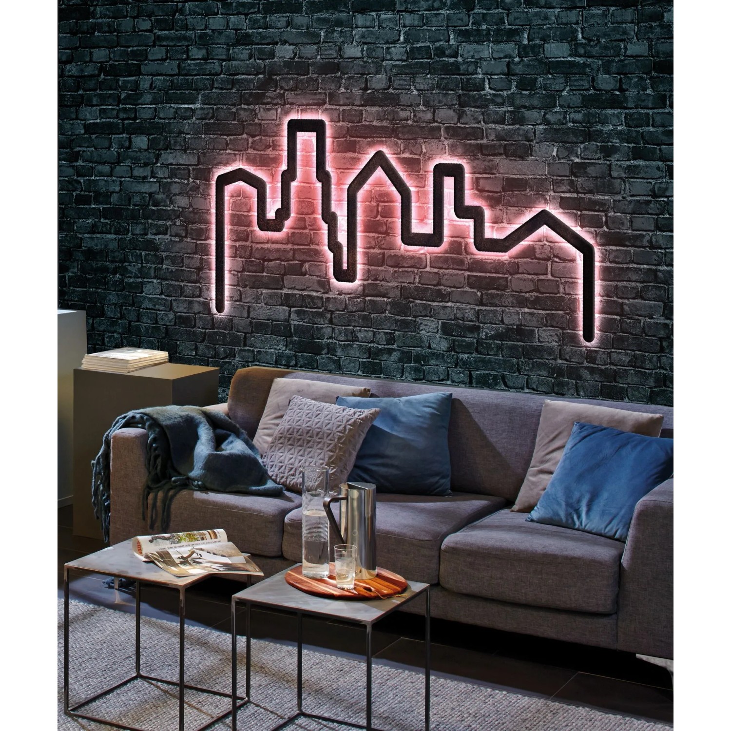 Paulmann FlexLED RGB Set als leuchtende Skyline an dunkler Backsteinwand.
