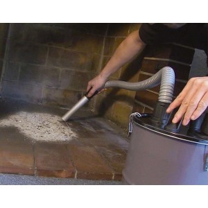 Einhell Aschefeinfilter 12 l im Einsatz zum Reinigen eines Kamins.