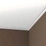 Weiße PROFHOME Eckleiste als Deckenabschluss im Raum, 24 Zierleisten im Set.