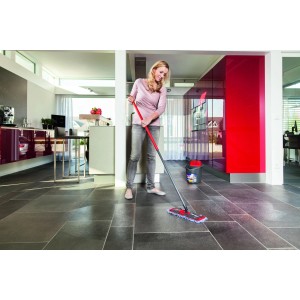 Frau wischt Fliesenboden mit Vileda Ultramax Reinigungsgerät und Eimer.