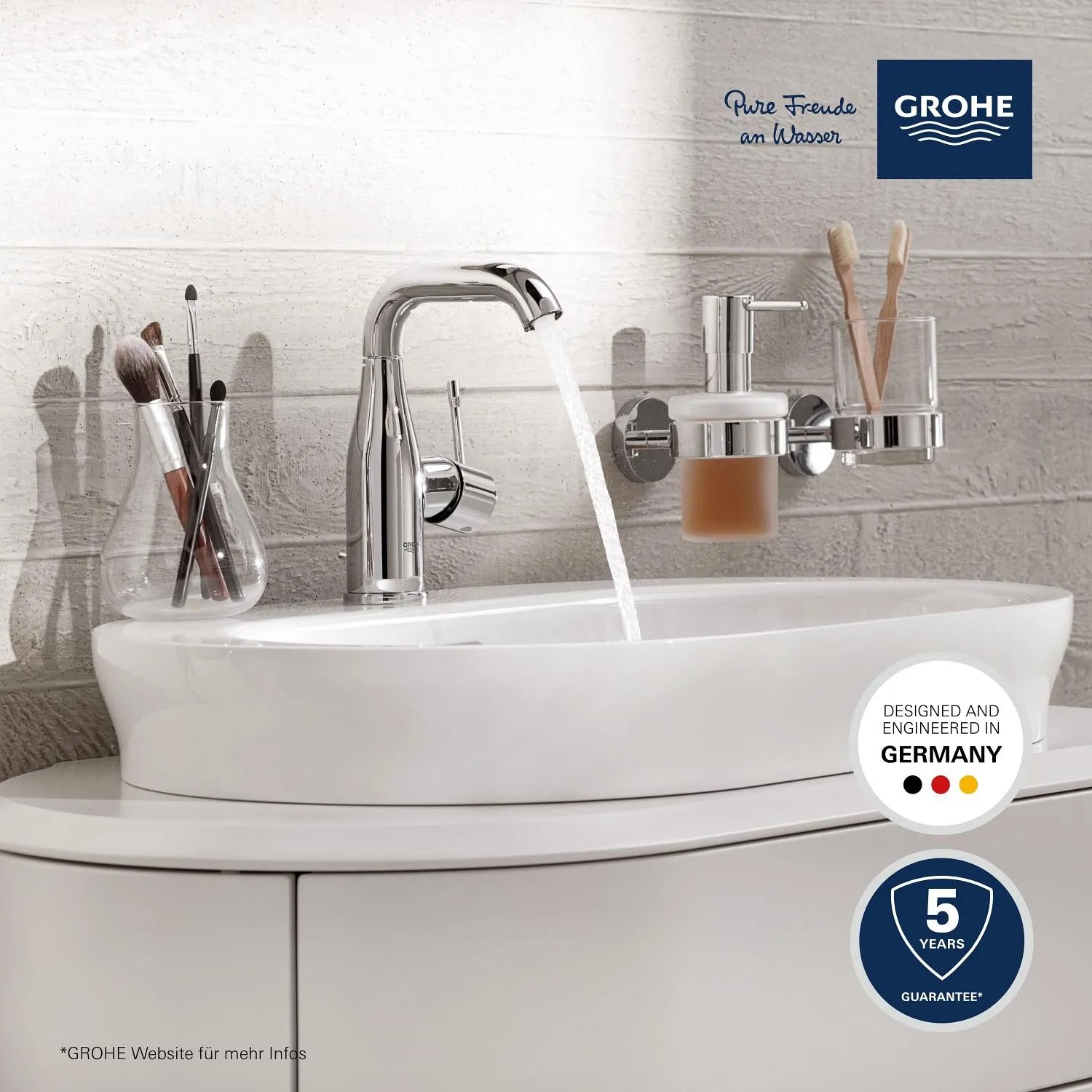 Grohe Essence Waschtischarmatur M-Size in Chrom mit Wasserfluss im modernen Badezimmer.
