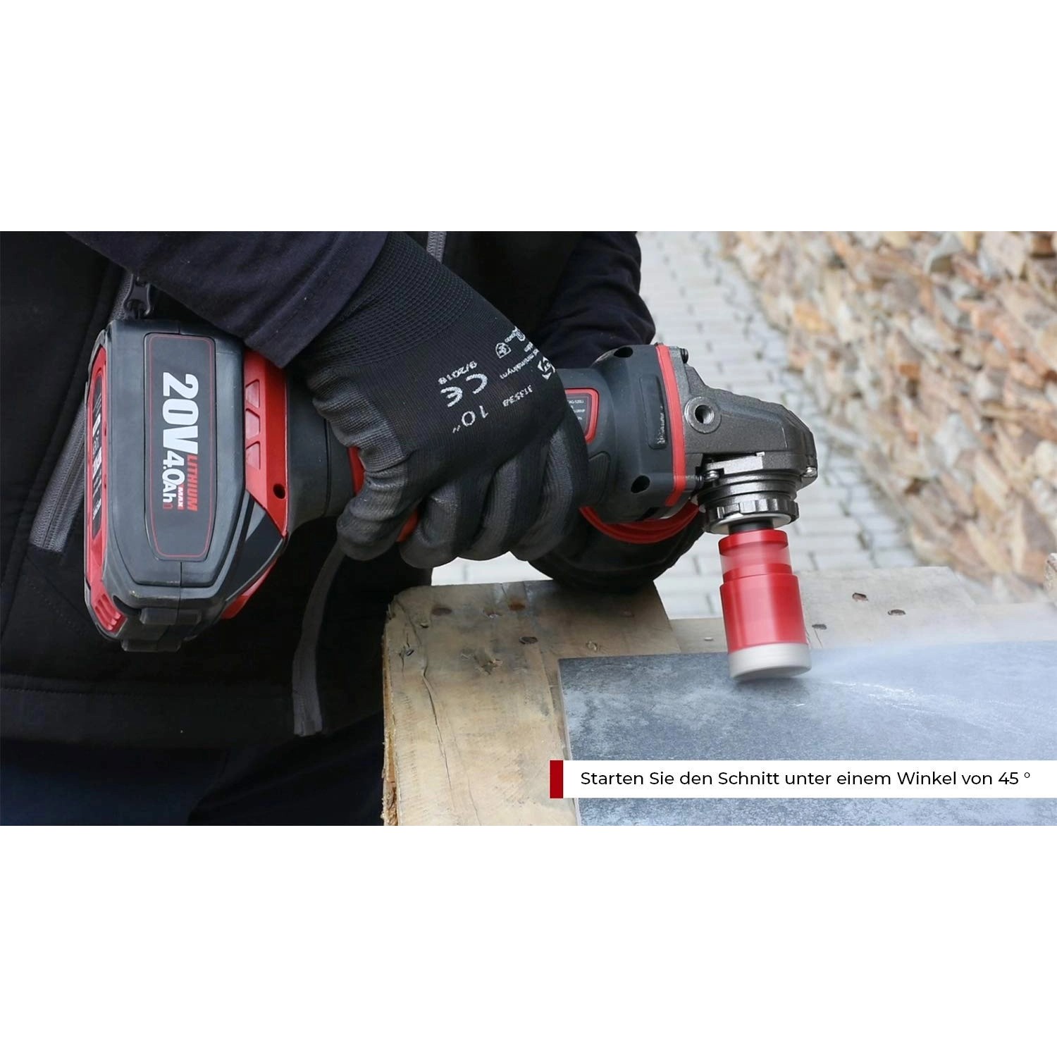 PROREGAL Diamant-Bohrkronenaufsatz 105 mm im Einsatz mit Winkelschleifer beim Fliesenbohren.