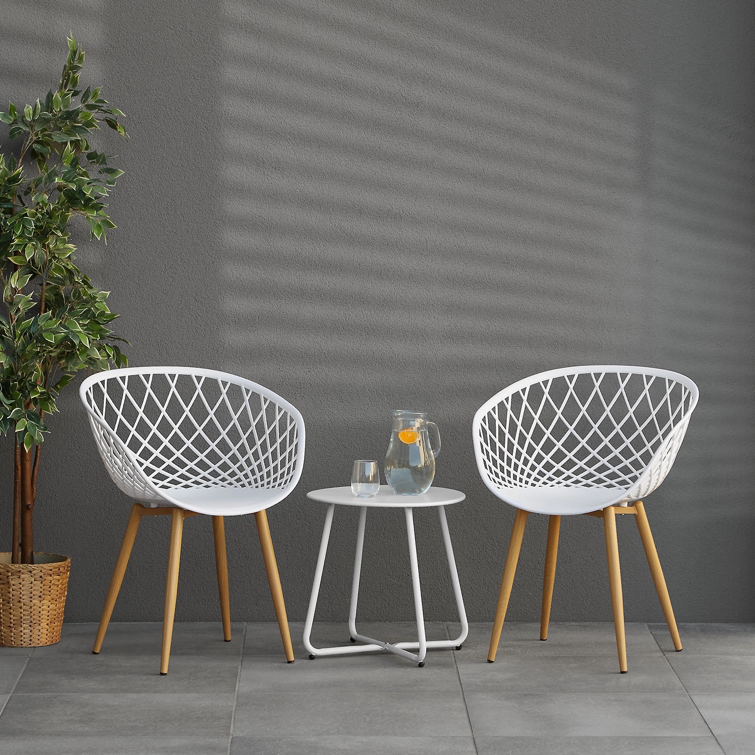 Homestyle4u Gartenstuhl 6er Set, weiße Stühle mit Holzbeinen und Tisch auf Terrasse.