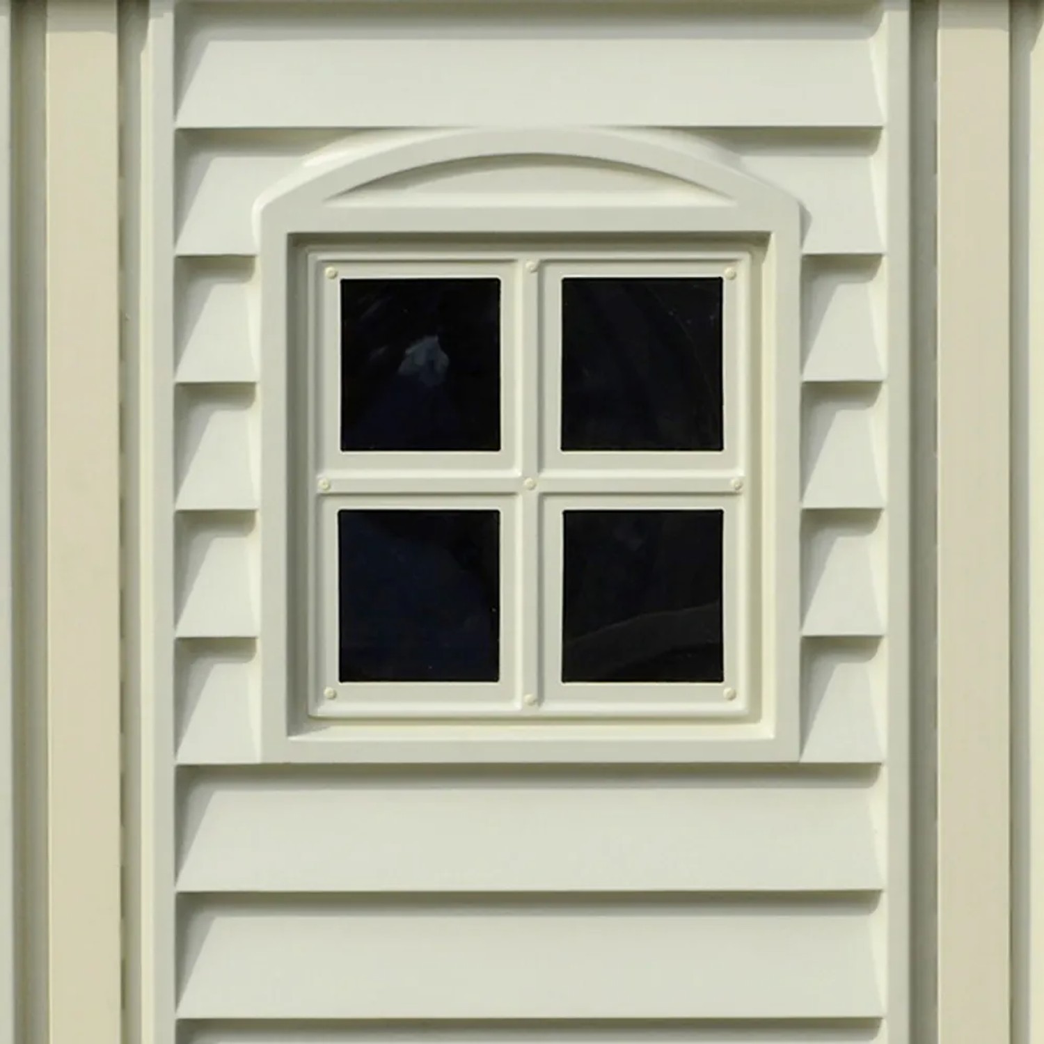 Detailansicht Fenster des Duramax Kunststoff-Gartenhauses WoodSide in Beige.