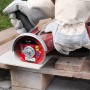 kwb Diamant-Trennscheibe Dünn 115mm im Einsatz mit Winkelschleifer zum Schneiden von Stein.