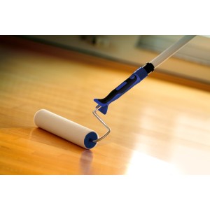 LUX Felt-Roller 15 cm mit Softgriff beim Auftragen von Lack auf Holzboden.